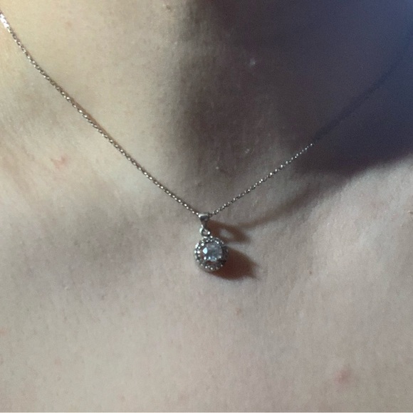 💎HOST PICK 💎🥹 CIRCLE FAKE DIAMOND THIN CHAIN NECKLACE 💎⛓️ - Picture 7 of 12